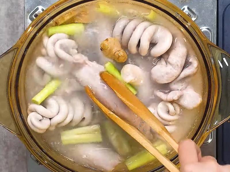 Trụng lòng non heo qua nước sôi