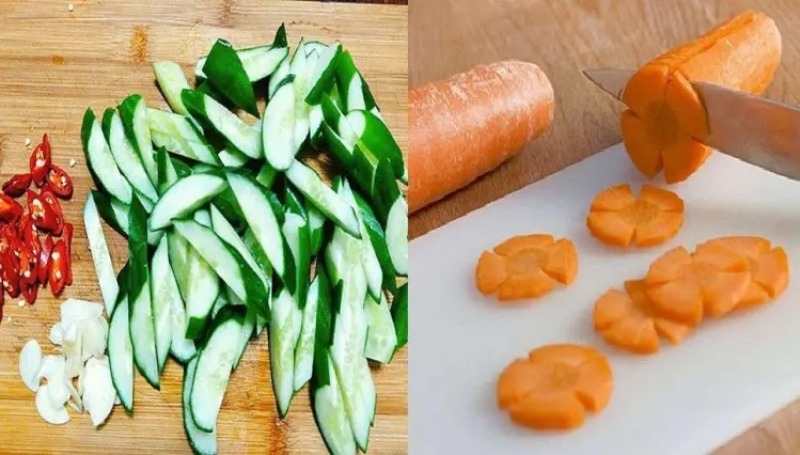Sơ chế dưa leo, cà rốt và ớt để ăn kèm lưỡi heo xào