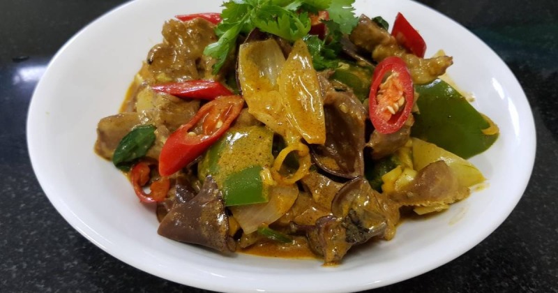 Món lưỡi heo xào chua ngọt đã hoàn thành, cắt lát vừa ăn