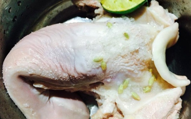 Lưỡi heo đang được làm sạch bằng muối và chanh