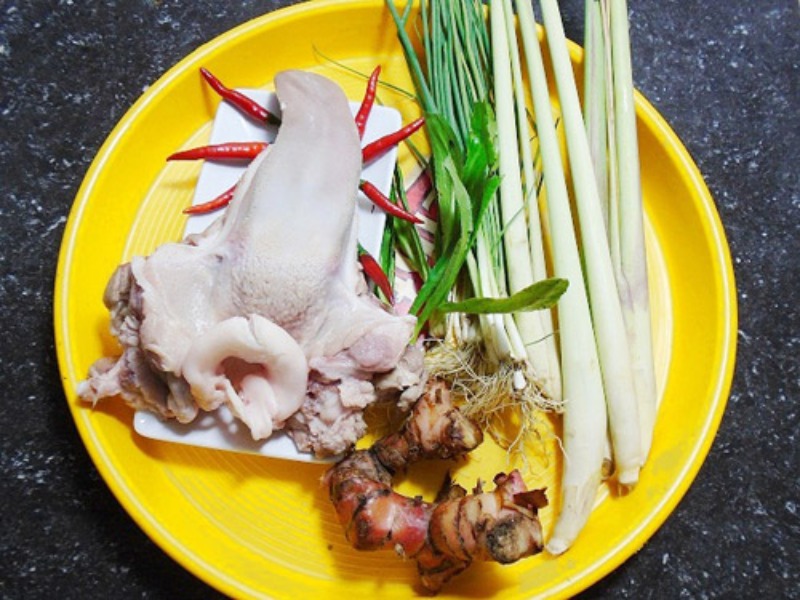 Nguyên liệu gồm lưỡi heo, sả, ớt, riềng, rau răm, hành lá và các gia vị đi kèm