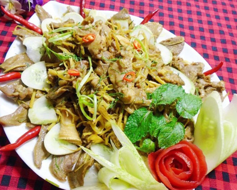 Món lưỡi heo xào sả ớt trình bày trên đĩa cùng rau trang trí