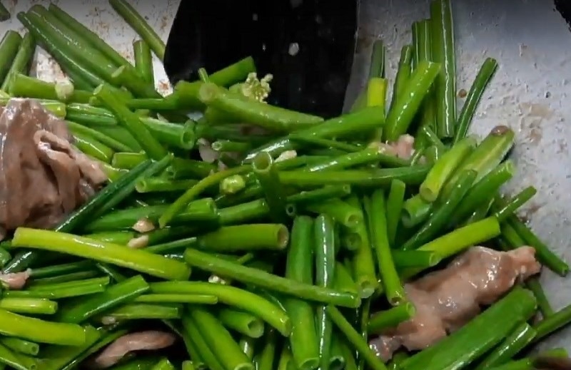  Lưỡi heo xào với bông hành trong chảo