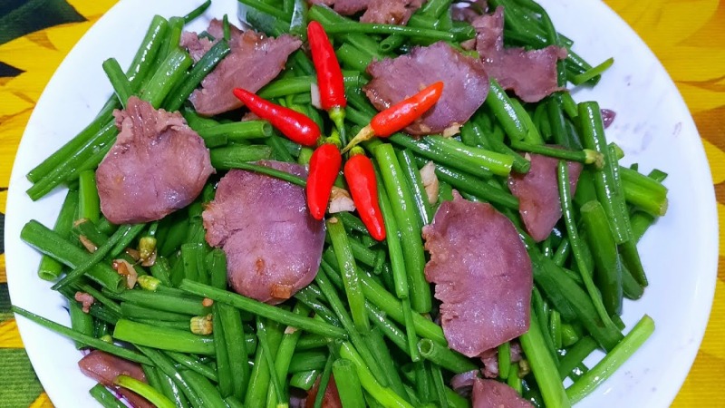 Món lưỡi heo xào bông hẹ và ớt tươi