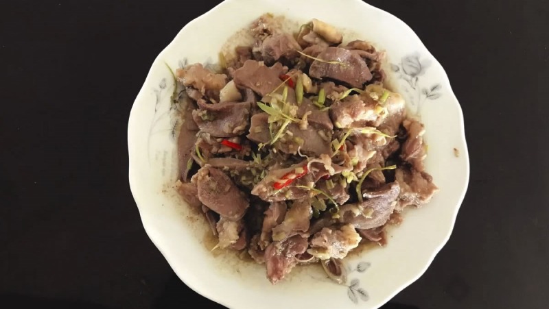 Cách làm lưỡi heo xào riềng sả và bông hành