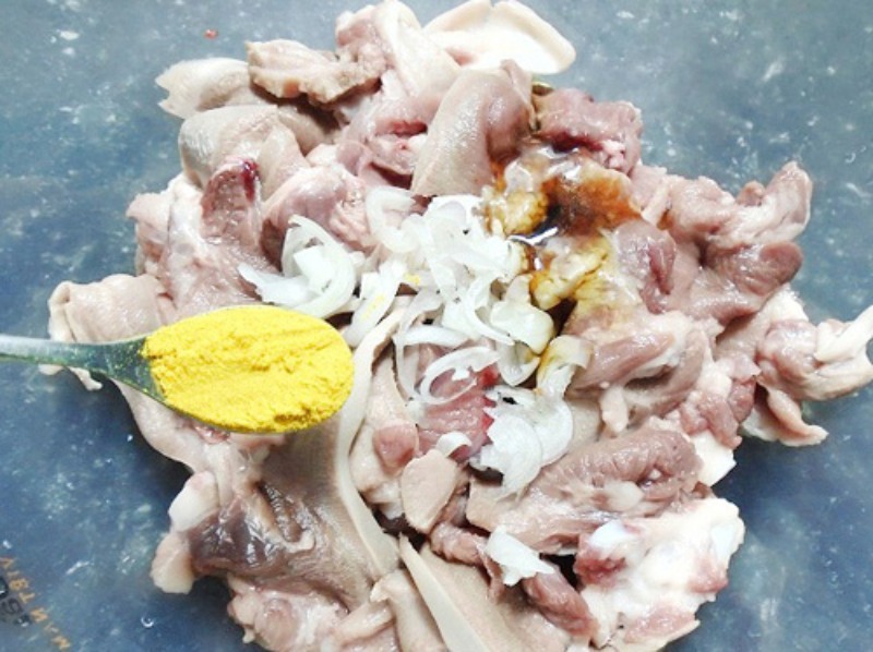 ưỡi heo đã được luộc và thái lát, chuẩn bị ướp với nghệ
