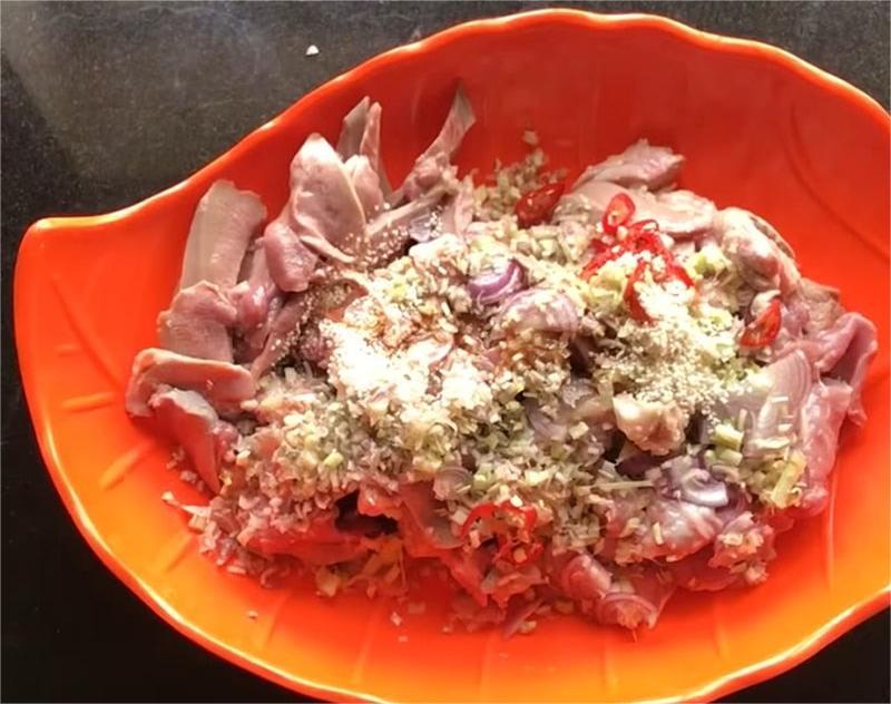 Ướp lưỡi heo với sả và ớt
