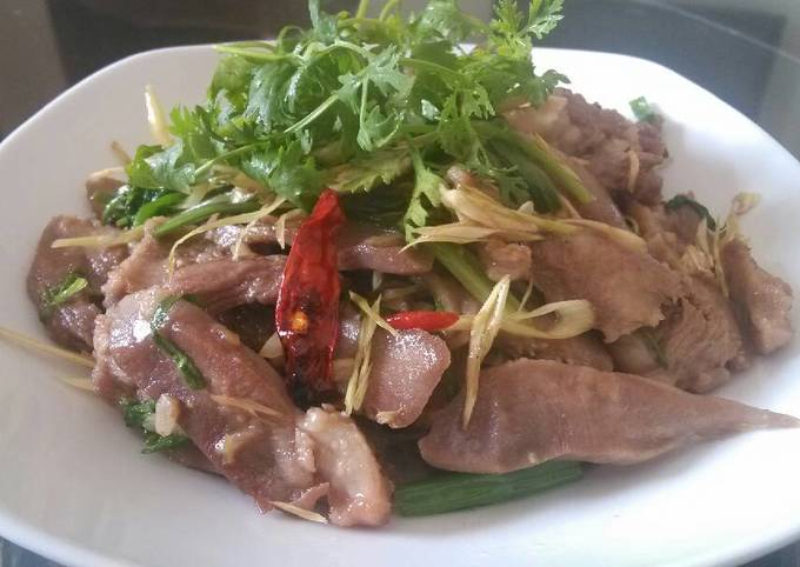 Món lưỡi heo xào sả ớt hấp dẫn với mùi hương quyến rũ