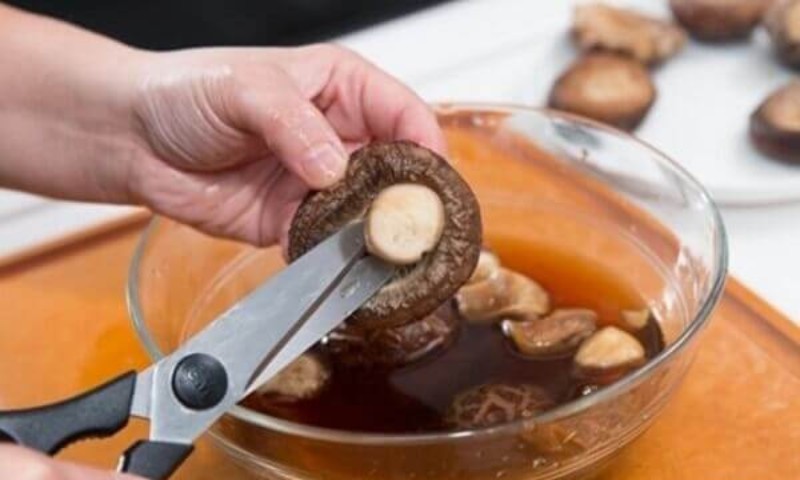 Sơ chế nấm đông cô