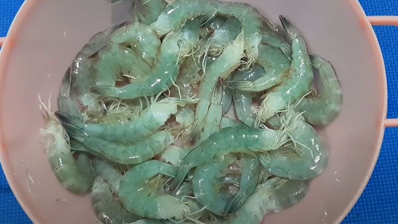 Rửa lại tép bằng nước muối pha loãng