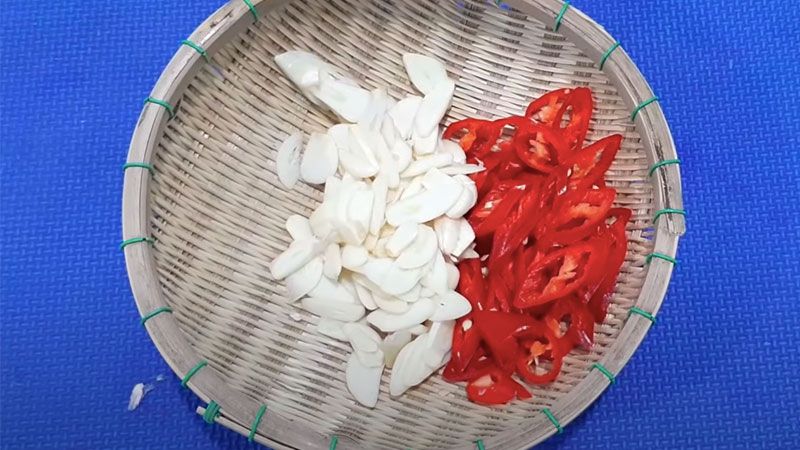 Tỏi và ớt đem cắt lát mỏng