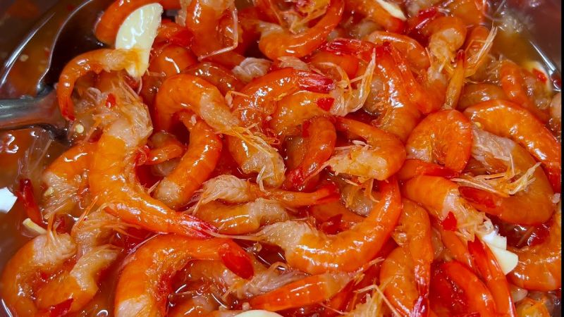 Tiến hành công đoạn ngâm mắm tép