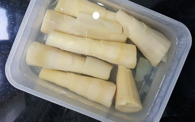 Măng tươi được sơ chế sạch sẽ và ngâm nước