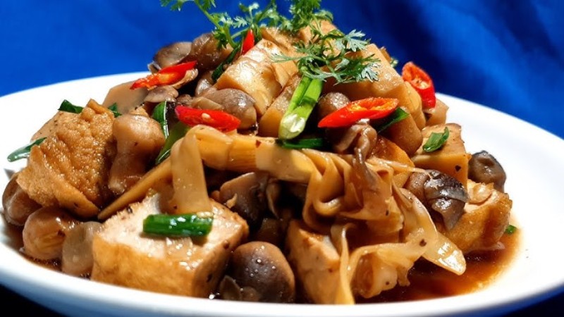 Thành phẩm măng kho nấm rơm đậm vị thơm ngon