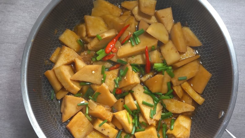 Tiến hành kho măng nước dừa