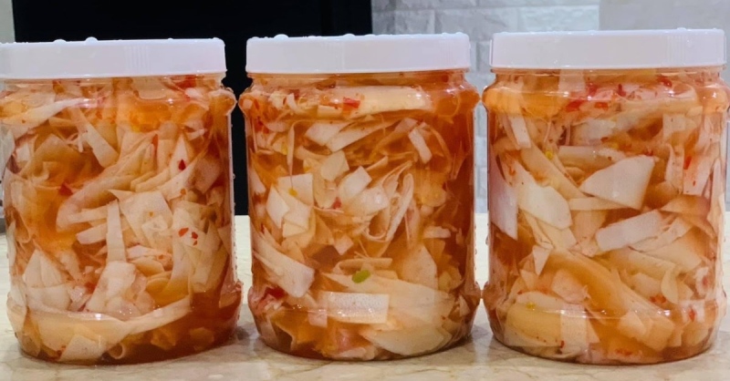 Những hũ măng chua ngâm tỏi ớt hấp dẫn