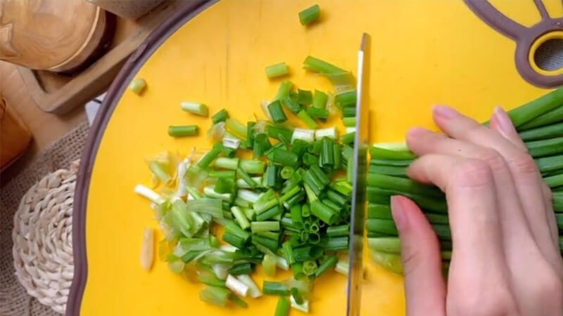 cắt nhỏ hành lá