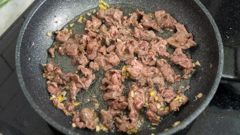 xào thịt bò với lửa lớn
