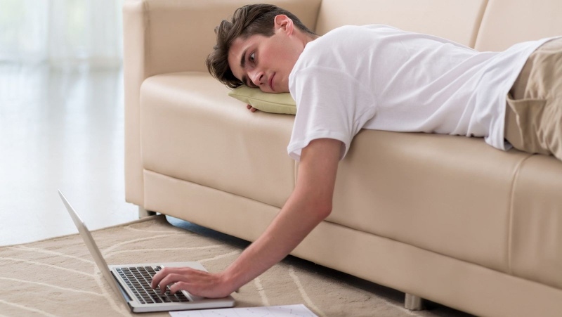 Nằm lười ít vận động khiến cơ thể uể oải