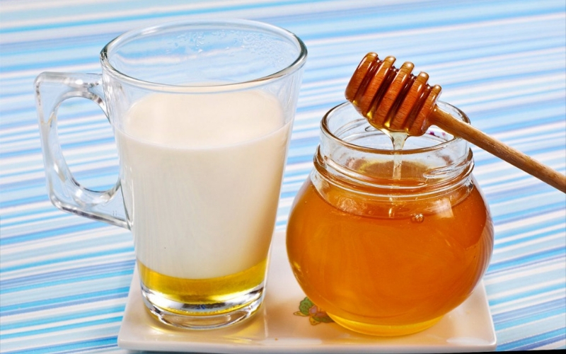 Ly sữa tươi và hũ mật ong dùng để làm dịu da cháy nắng