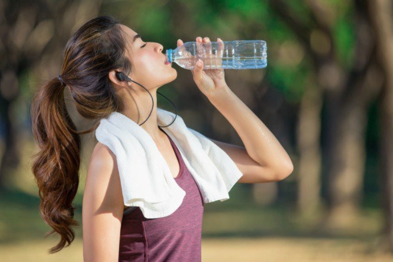 Uống đủ nước mỗi ngày giữ da khỏe