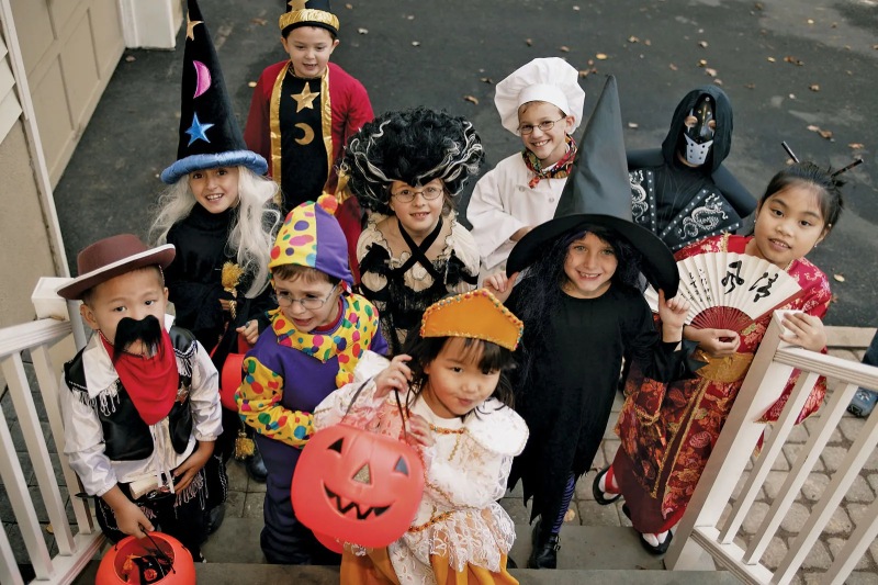 Trẻ em hóa trang Halloween trong nhiều bộ đồ màu sắc
