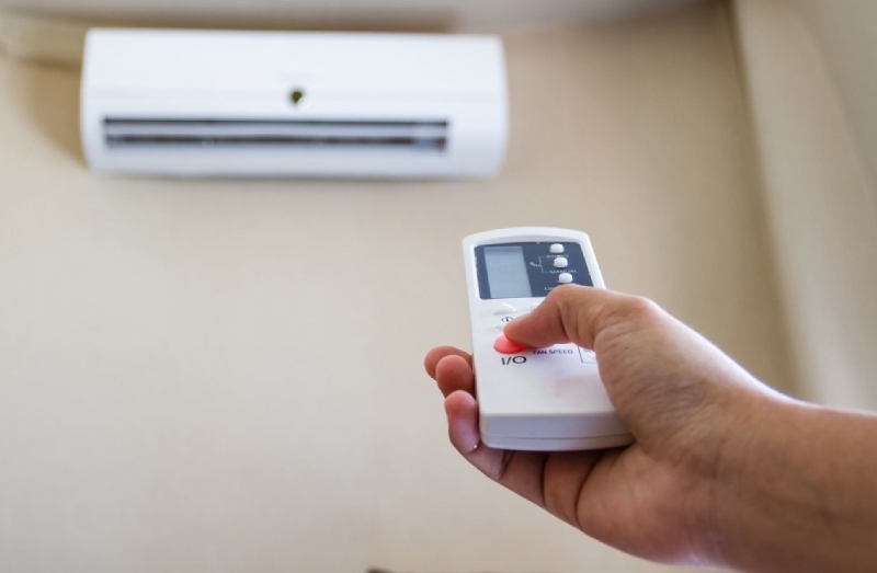 Bật điều hòa trong phòng có mái tôn để làm mát nhanh chóng