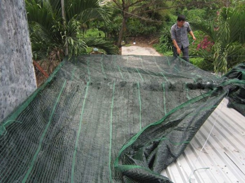 Dùng lưới che nắng phủ lên mái tôn để cản bớt ánh nắng trực tiếp