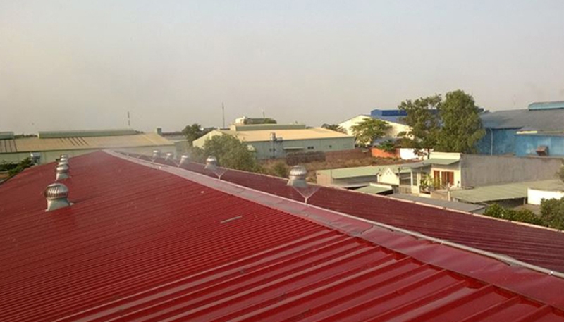 trần nhà bị nóng do hấp thụ nhiệt từ ánh nắng mặt trời