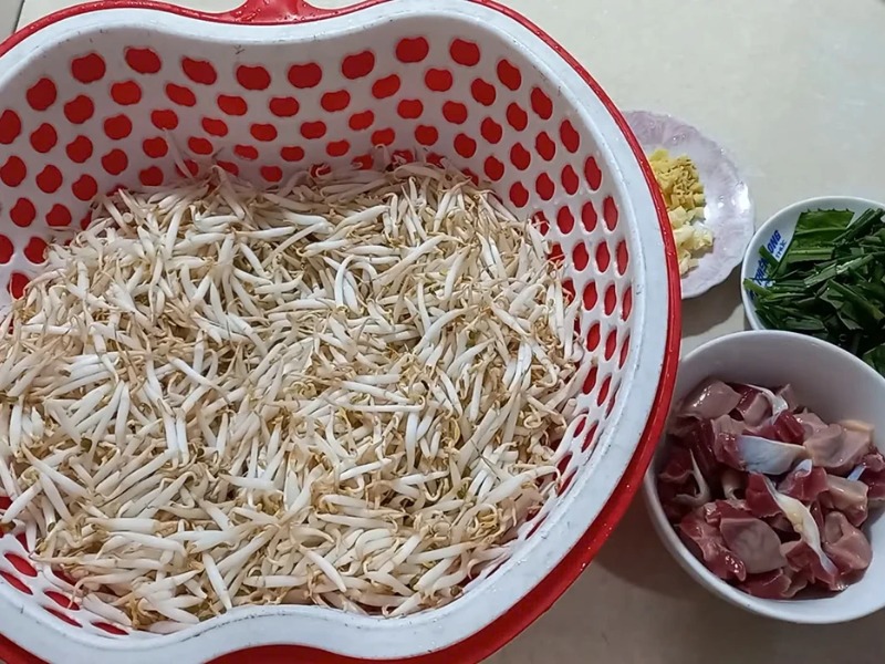 Sơ chế nguyên liệu làm mề gà xào giá đỗ