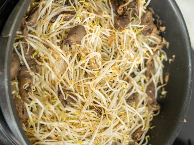 Thành phẩm món mề gà xào giá đỗ thơm ngon
