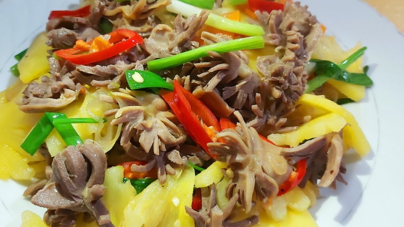 Dĩa mề gà xào thơm kèm rau thơm và ớt