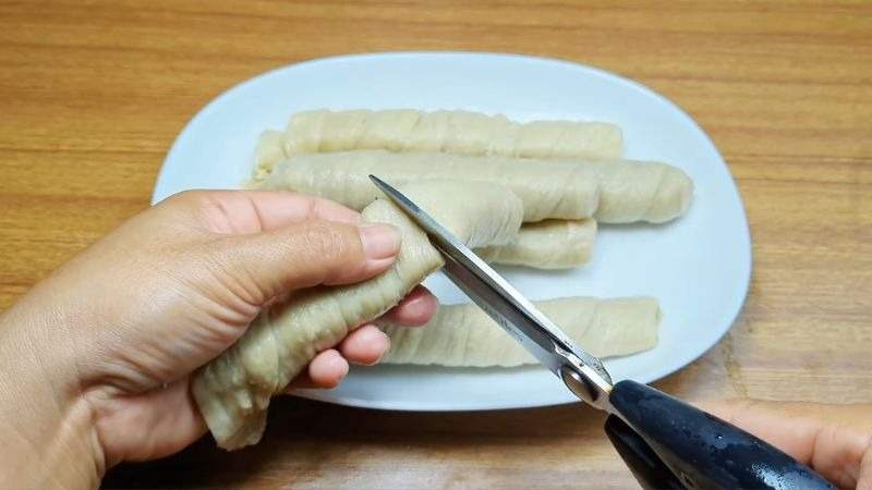 Sơ chế nguyên liệu cắt mì căn thành miếng nhỏ