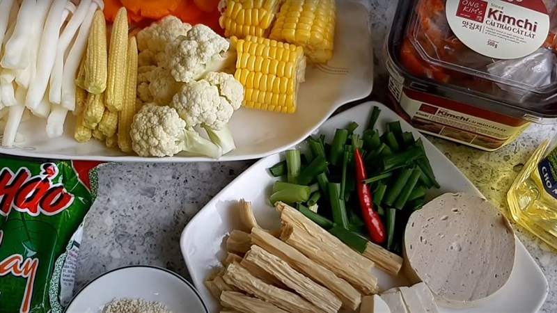 Chuẩn bị ngyên liệu làm mì cay chay vị kim chi