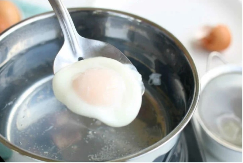 Trứng được trần trong nước sôi