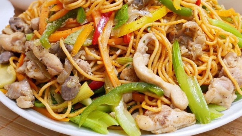 Thành phẩm món mì xào gà chua cay