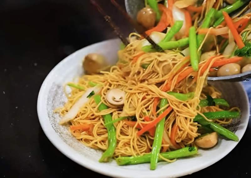 Thành phẩm mì xào thập cẩm chả chay thơm ngon