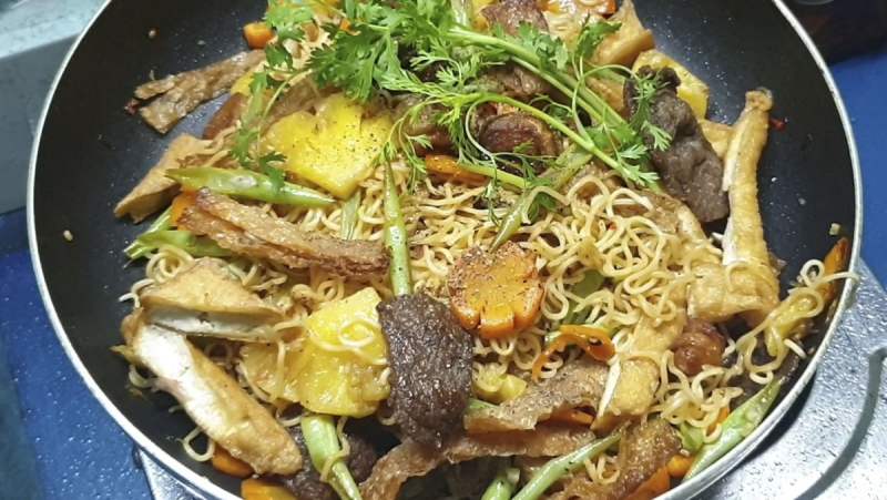Mì xào thập cẩm chay rau củ cùng mì căn