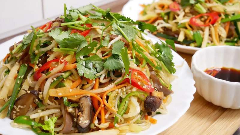 Khám phá cách làm mì xào thập cẩm chay hấp dẫn