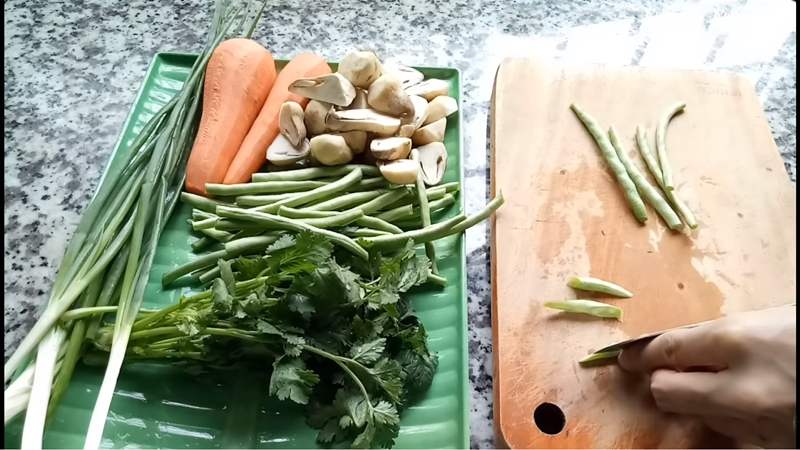 Tiến hành sơ chế nguyên liệu làm mì xào rau củ chả chay