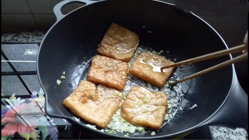 Chiên chả chay đến khi vàng đều 2 mặt