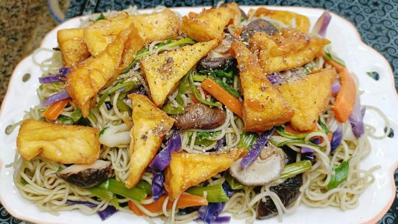 Tiến hành xào mì thập cẩm chay đậu hũ