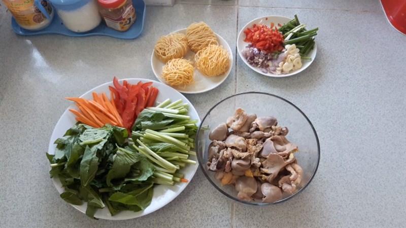 Chuẩn bị nguyên liệu mì xào lòng gà