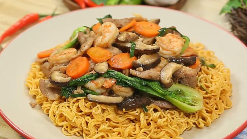Thành phẩm món mì xào Hong Kong đúng điệu
