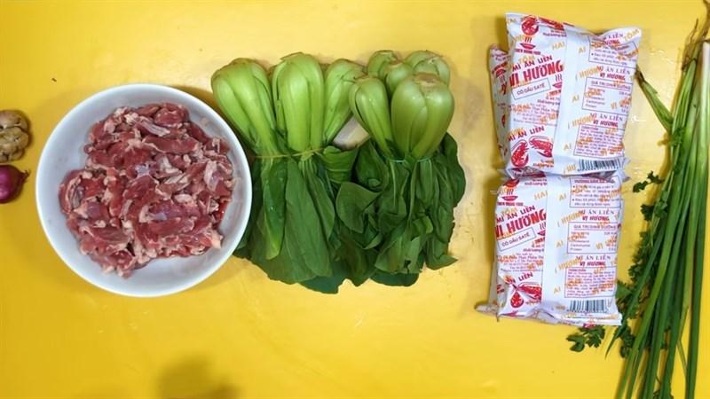 Chuẩn bị nguyên liệu làm mì xào bò
