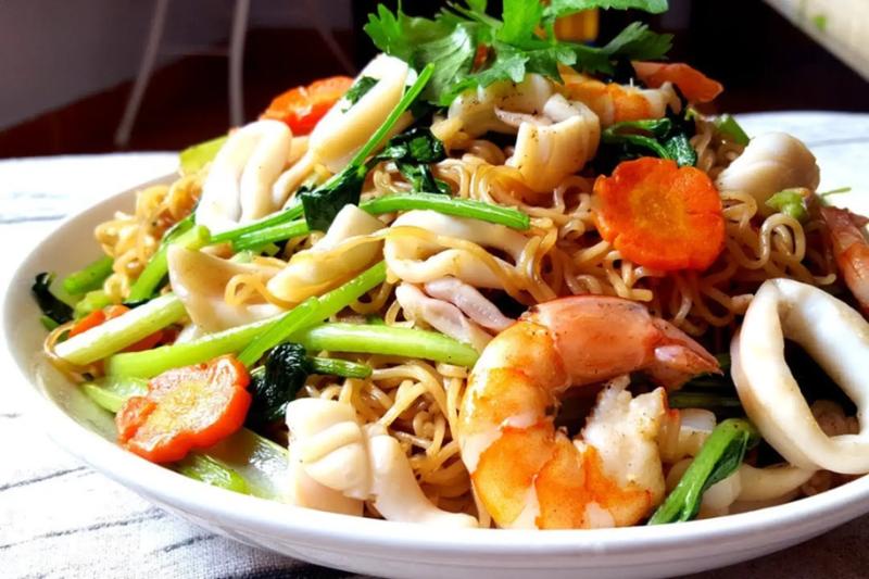 Thành phẩm mì xào thập cẩm hấp dẫn