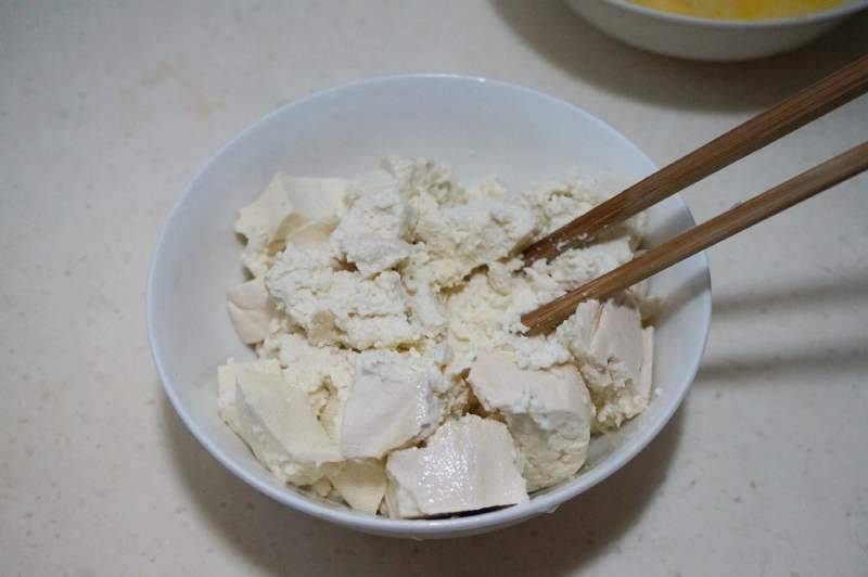 Dùng muỗng hoặc dao tán nhẹ đậu hũ cho hơi nát