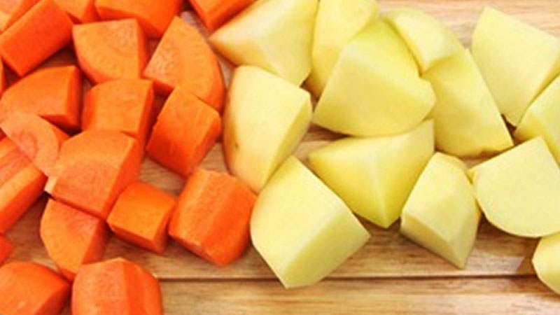 Sơ chế nguyên liệu làm Mì Ý xào rau củ