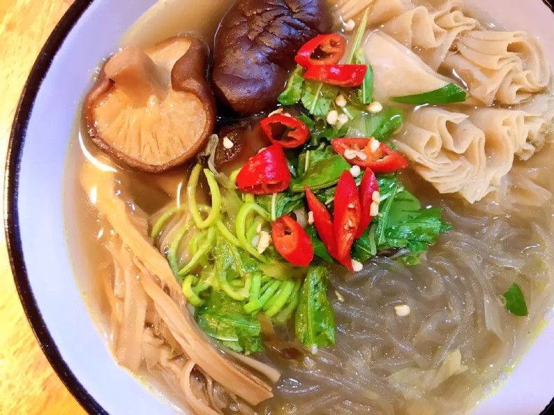 Hoàn thành miến nước chay nấu cùng măng và nấm hương