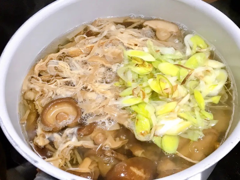 Nấu nước dùng cho miến chay